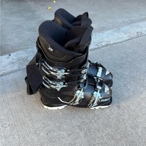 New Black Ski Boots Women’s size 6 (22/22.5)